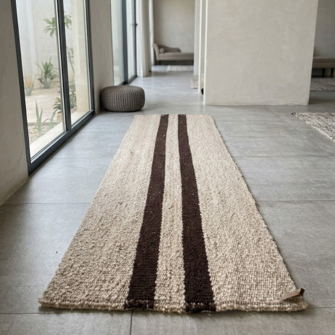Caminero Infinito de fibras naturales en un pasillo con luz natural — Alfombras Casa KOS