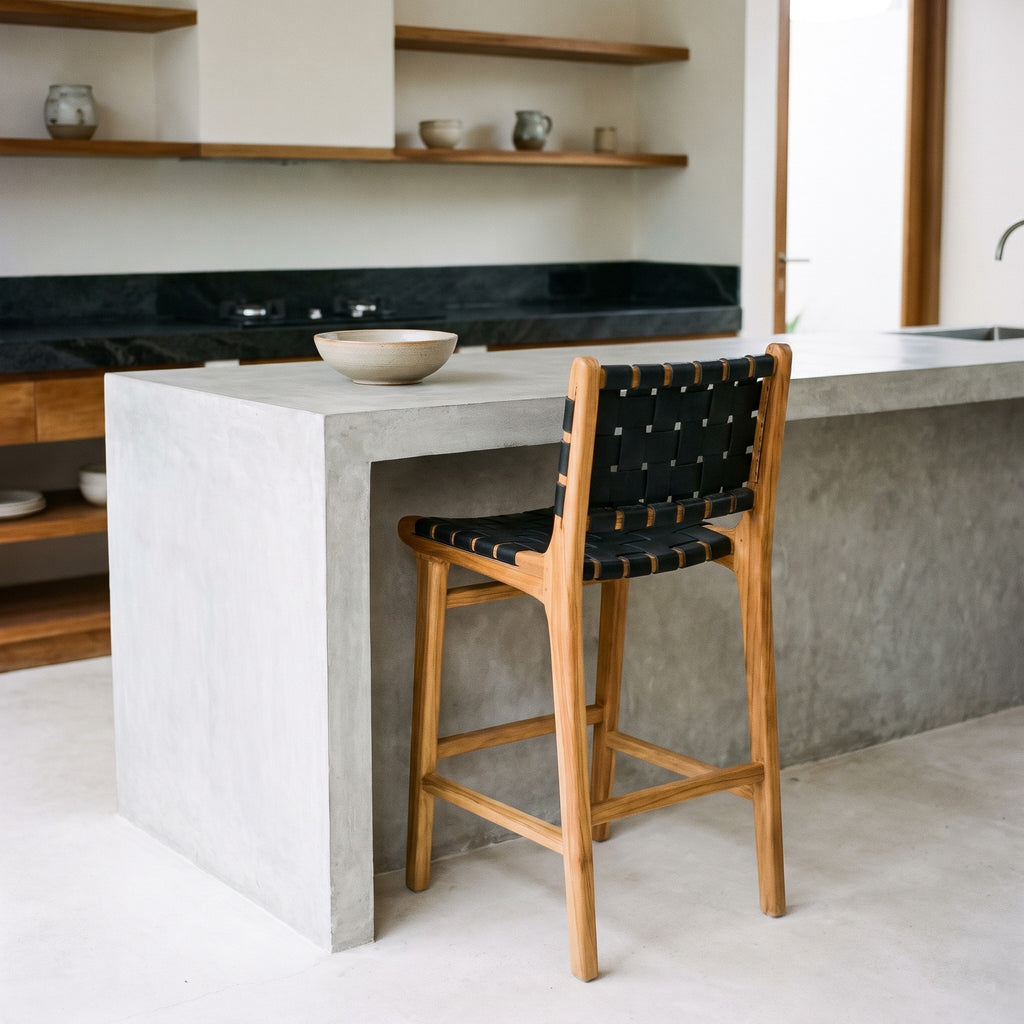 Banqueta Oka Cuero Negro — ambientado