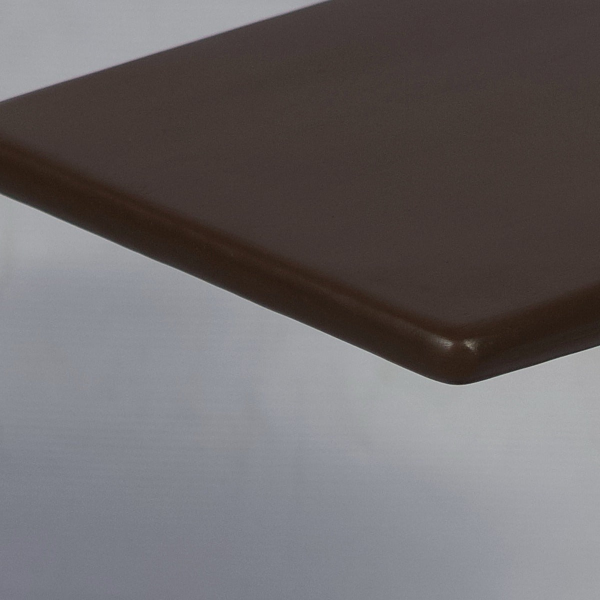 Mesa de Arrime Zeta Chocolate — detalle del material