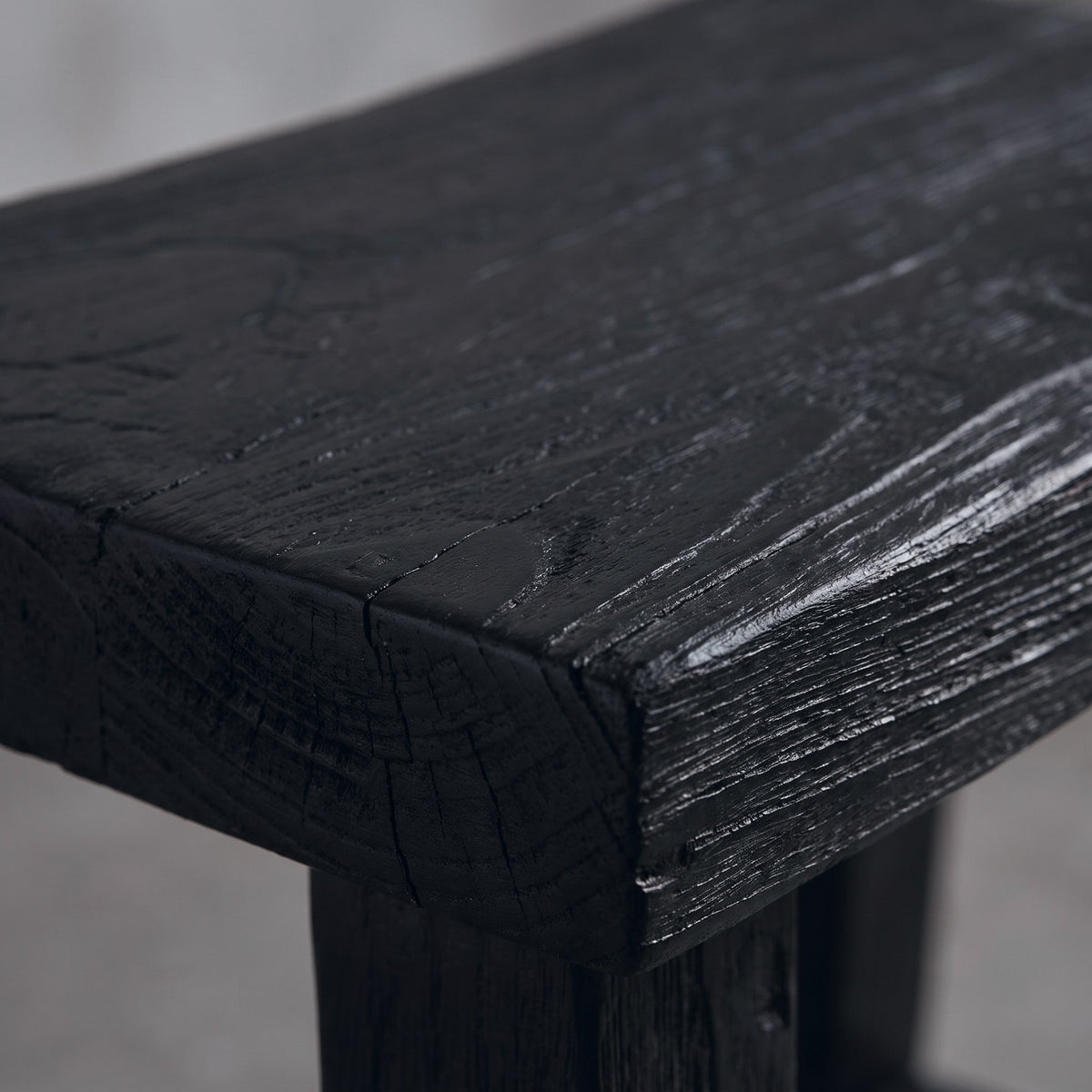 Banco Kuro — detalle del material
