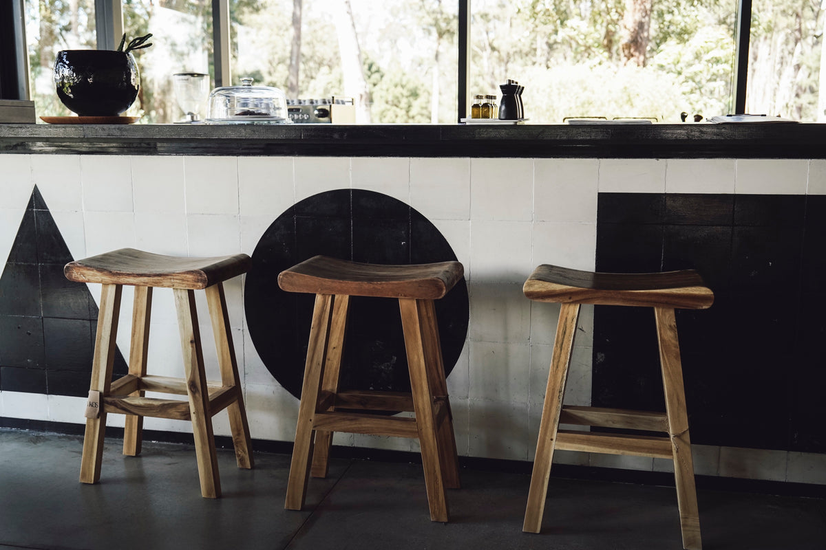 Banqueta / Taburete Baik — foto real Casa KOS